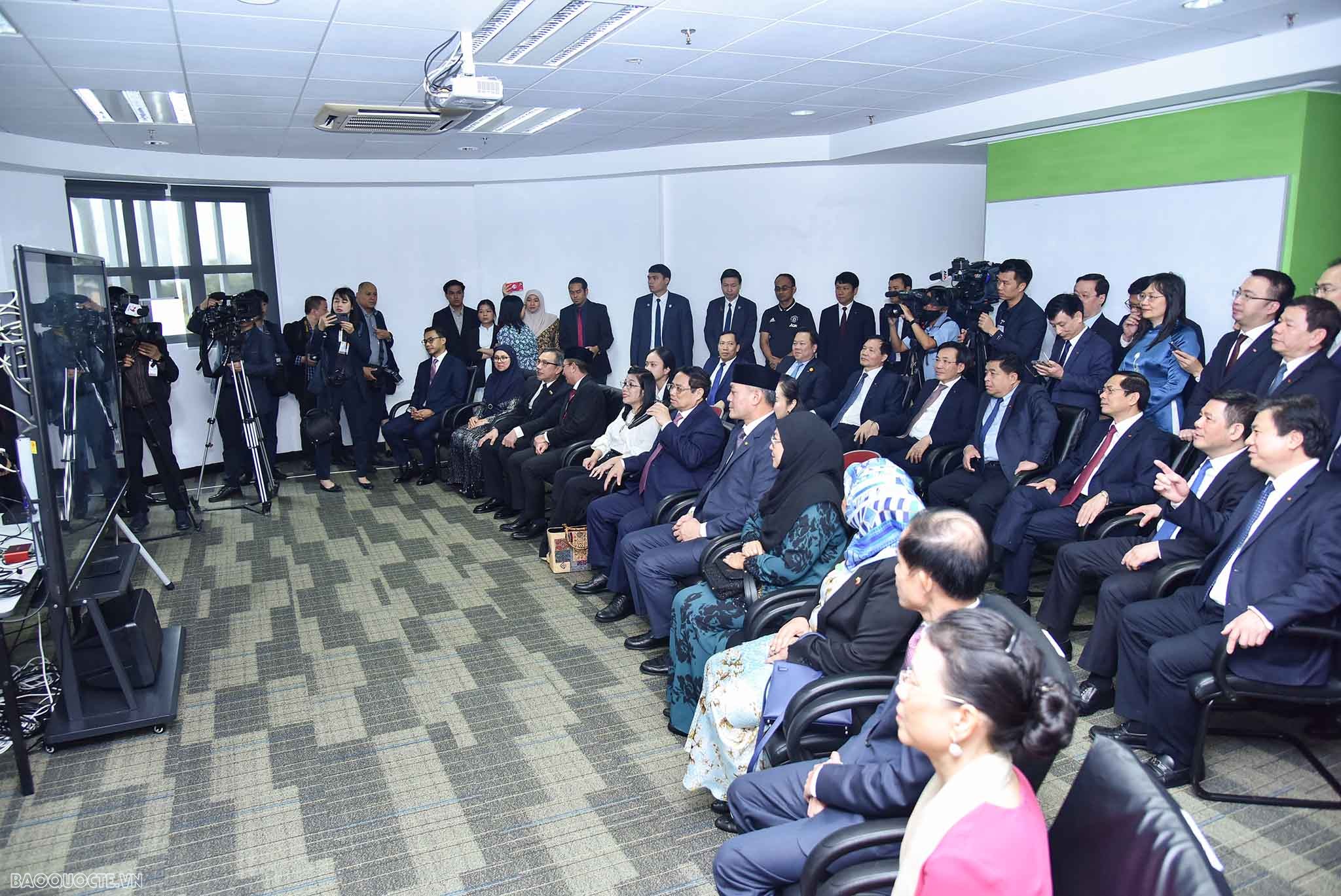 Tại trường Đại học Quốc gia Brunei, Thủ tướng và phu nhân đã giao lưu trực tuyến với ính viên Việt Nam học tiếng Anh tại Trung tâm UBD, Đại học FPT Đà Nẵng. 