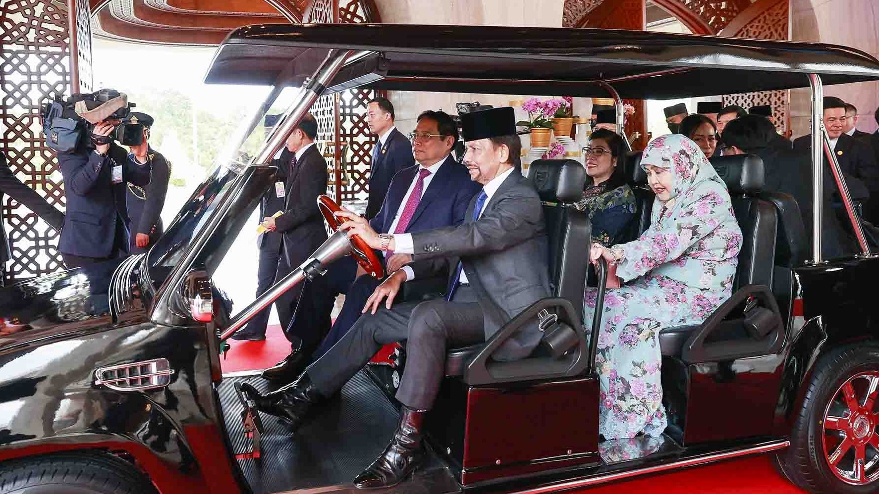 Toàn bộ thành viên Hoàng gia Brunei đón và tham dự cuộc tiếp Thủ tướng và Phu nhân