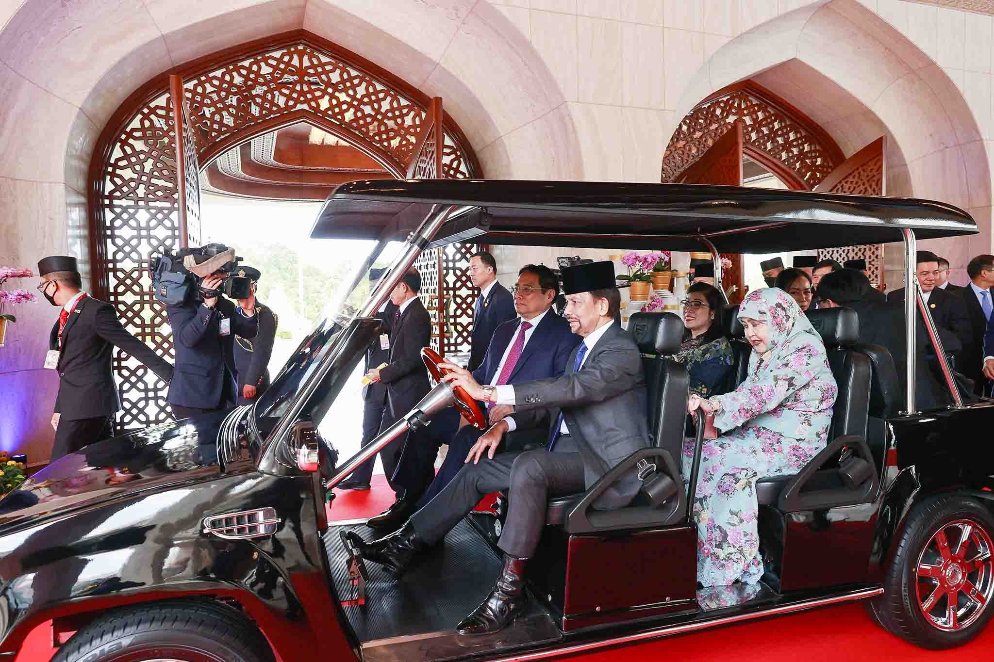 Quốc vương Brunei Hassanal Bolkiah đã đích thân lái xe điện đón Thủ tướng và Phu nhân. (Ảnh: Dương Giang) Quốc vương Brunei Hassanal Bolkiah đã đích thân lái xe điện đón Thủ tướng và Phu nhân. (Ảnh: Dương Giang)