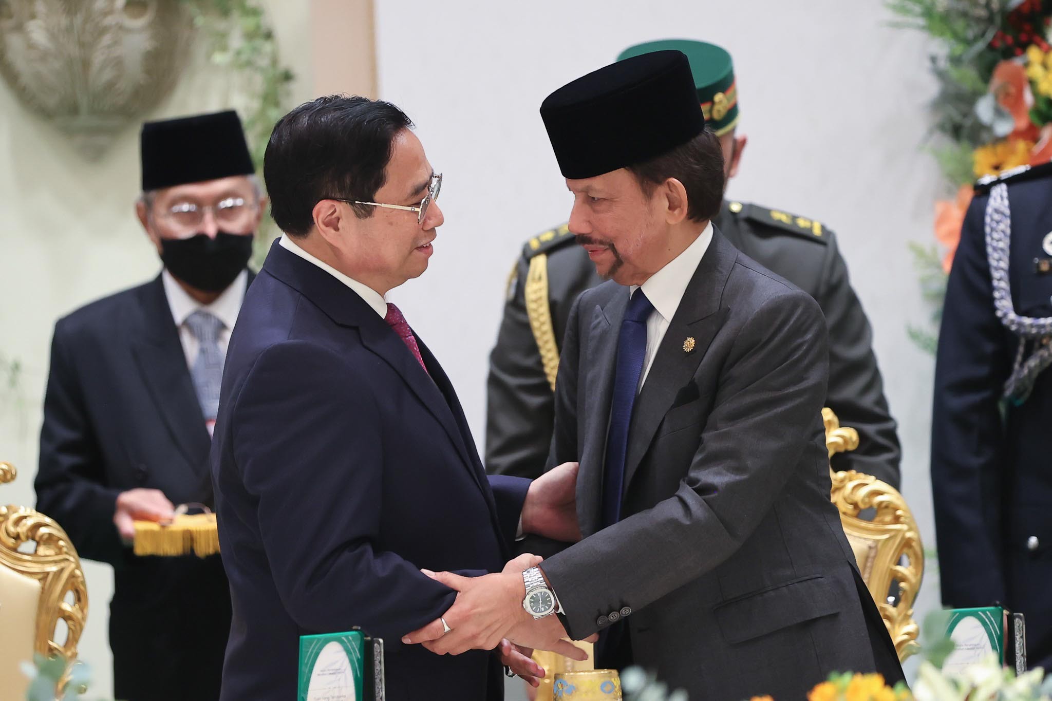 Quốc vương Brunei đích thân lái xe điện đón Thủ tướng và Phu nhân
