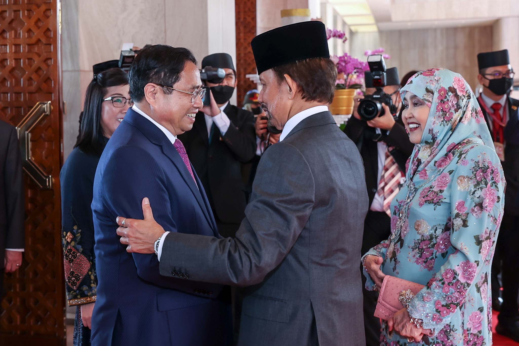 Quốc vương Brunei đích thân lái xe điện đón Thủ tướng và Phu nhân