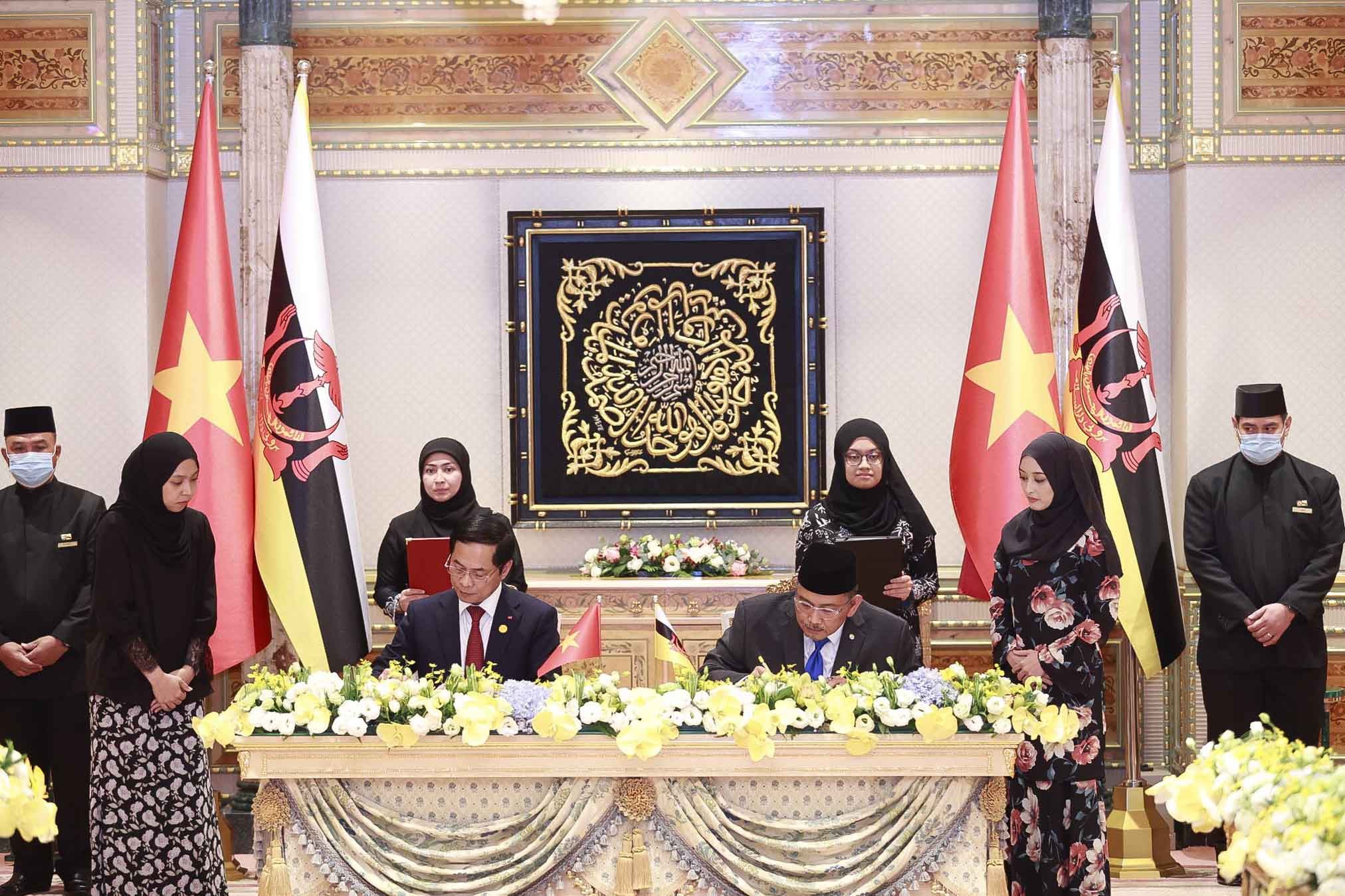 Toàn bộ Hoàng gia Brunei đón và tham dự cuộc tiếp Thủ tướng và Phu nhân