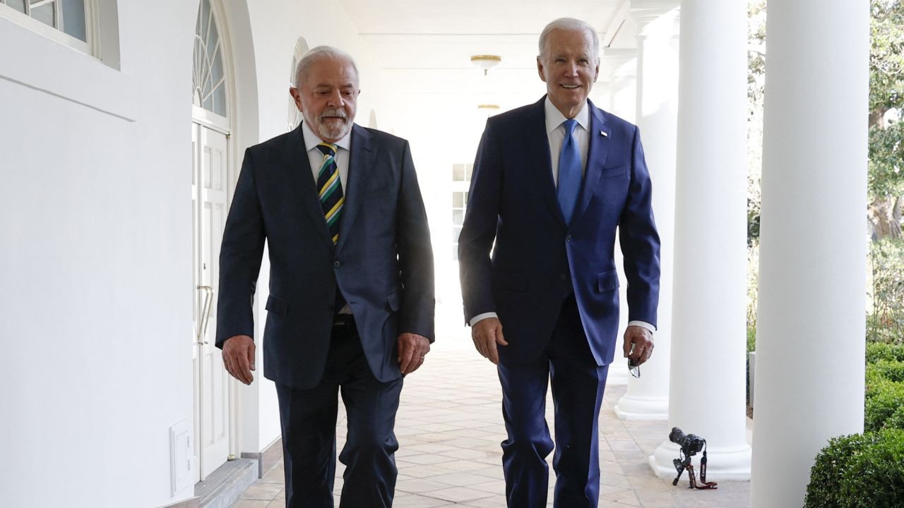 Tổng thống Mỹ Joe Biden và Tổng thống Brazil Luiz Inacio Lula da Silva cùng nhau đi bộ dọc theo hàng cột Vườn Hồng tại Nhà Trắng ở Washington, DC, ngày 10/2/2023. (Nguồn: AFP)
