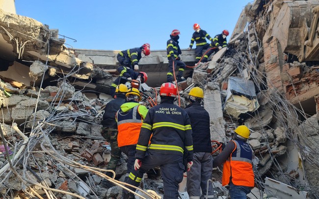 (02.12) Đoàn công tác Bộ Công an Việt Nam triển khai cứu hộ tại một tòa nhà ở thành phố Adiyaman, phía đông nam Thổ Nhĩ Kỳ. (Ảnh: Cục Cảnh sát Phòng cháy Chữa cháy & Cứu nạn Cứu hộ)