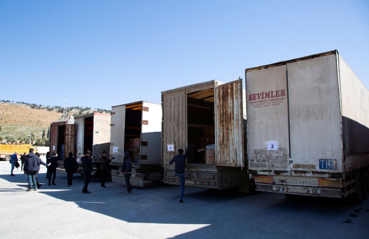 (02.12) Các xe tải viện trợ hàng hóa tại cửa khẩu Bab al-Hawa trên đường sang Syria ngày 9/2/2023. (Nguồn: Reuters)
