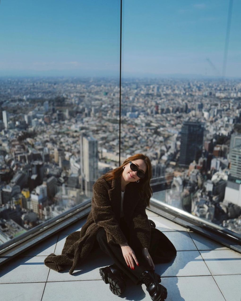 Tòa nhà cao 47 tầng, đài quan sát nằm ở tầng cao nhất, với độ cao 230 mét. Từ đây, du khách có thể chiêm ngưỡng toàn cảnh khu Shibuya và thủ đô Tokyo với view 360 độ không giới hạn, cảm giác có thể chạm vào mây trời. Xung quanh đài quan sát được ốp những tấm kính trong suốt, cường lực, giảm bớt tối đa những thanh gờ chắn, khiến tầm nhìn rộng hơn. Ảnh: Instagram samanthalin