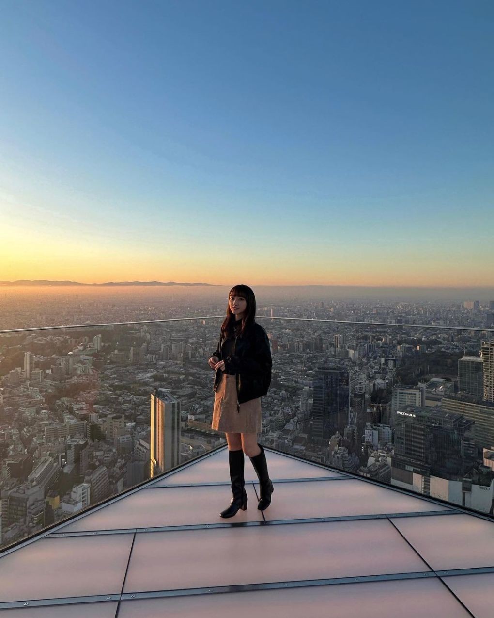 Thời điểm lý tưởng nhất để check in tháp Shibuya Sky là khi chiều tà trong những ngày hoàng hôn đẹp và buổi tối khi thành phố lên đèn. Vào những ngày trong xanh, quang mây, du khách còn có thể chiêm ngưỡng núi Phú Sĩ - biểu tượng của Nhật Bản. Ảnh: Instagram annawat