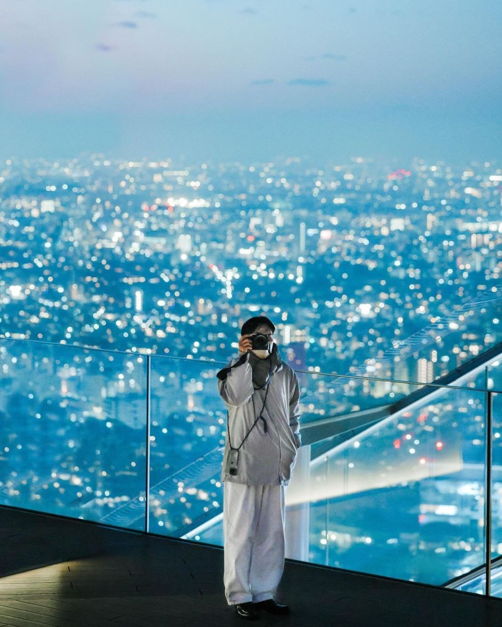 Đêm xuống, 'đại đô thị' Tokyo lung linh dưới ánh đèn đường, từ các tòa nhà, giống như hàng triệu vì sao lấp lánh. Du khách còn có cơ hội ngắm nhìn màn trình diễn ánh sáng từ các tòa nhà cao tầng. Đài quan sát mở cửa gần như cả ngày, từ 6h sáng đến 11h đêm, để du khách có thể tham quan vào bất kỳ thời điểm nào theo sở thích. Ảnh: Instagram y9uuuuuu