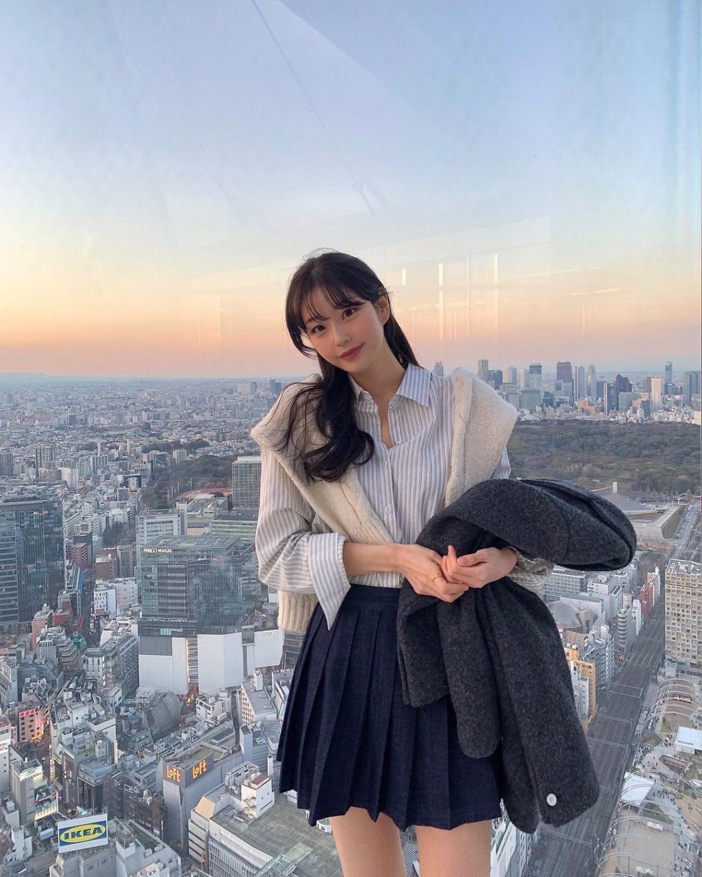 Từ vị trí này, bạn có thể quan sát được hầu hết địa điểm nổi tiếng ở Tokyo như Sân vận động quốc gia - nơi tổ chức lễ khai mạc Thế vận hội mùa hè 2020, tháp Cerulean, giao lộ Shibuya nổi tiếng, tháp Tokyo Sky Tree... Ảnh: Instagram goeun