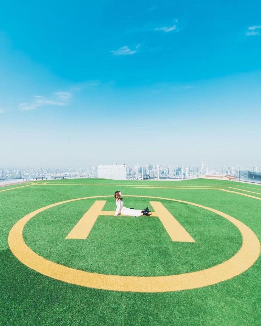 Khu vực sân đỗ trực thăng với phần thảm xanh mướt cũng là địa điểm chụp ảnh sống ảo được nhiều bạn trẻ ưa thích. Ảnh: Instagram kouyou jp