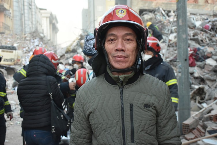 (02.12) Đại sứ Đỗ Sơn Hải cùng đoàn công tác cứu nạn, cứu hộ của Bộ Công an Việt Nam tiếp tục thực hiện nhiệm vụ. (Nguồn: Anadolu)