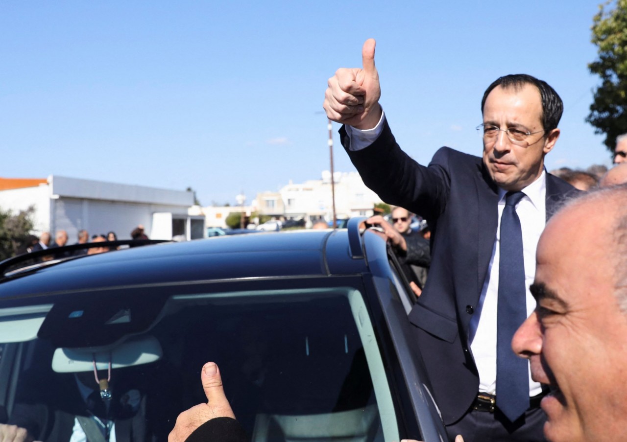 Ứng cử viên tổng thống Cyprus Nikos Christodoulides bên ngoài một điểm bỏ phiếu trong vòng hai của cuộc bầu cử tổng thống ở Geroskipou gần Paphos, ngày 12/2/2023. (Nguồn: Reuters)