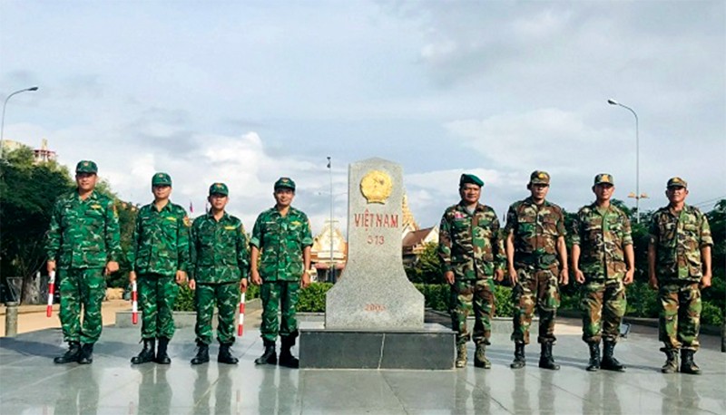 Hình ảnh phối hợp của Bộ đội Biên phòng Việt Nam và Campuchia tại cột mốc biên giới (Ảnh: BSG)