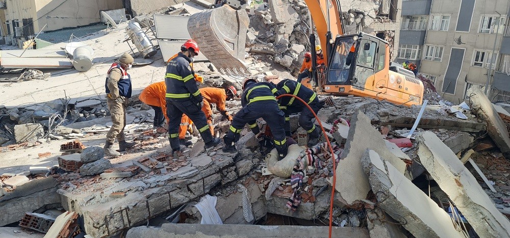 (02.13) Đoàn cứu nạn, cứu hộ Bộ Công an Việt Nam phối hợp cùng quân đội Pakistan để đưa các thi thể sau trận động đất tại Thổ Nhĩ Kỳ ra ngoài. (Nguồn: Cục Cảnh sát Phòng cháy chữa cháy & cứu nạn cứu hộ)