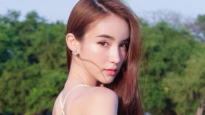 Sự nghiệp và vẻ đẹp 'thần tiên tỷ tỷ' của Hoa hậu chuyển giới Thái Lan 2017