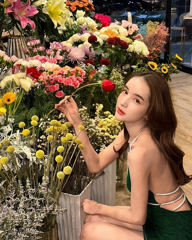 Sự nghiệp và vẻ đẹp 'thần tiên tỷ tỷ' của Hoa hậu chuyển giới Thái Lan 2017