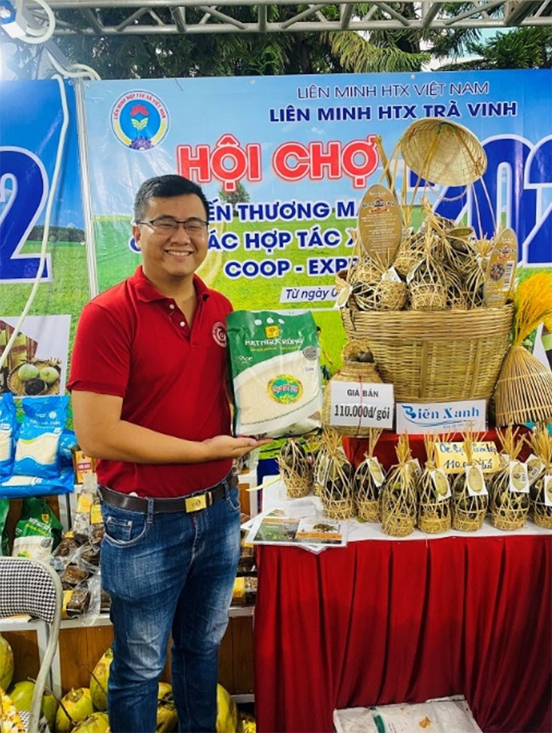 Ảnh 2: Phó Chủ nhiệm Trầm Minh Thuần bên cạnh các sản phẩm của mình tại Triển lãm Hội chợ nông sản (Ảnh: Hải Uyên)