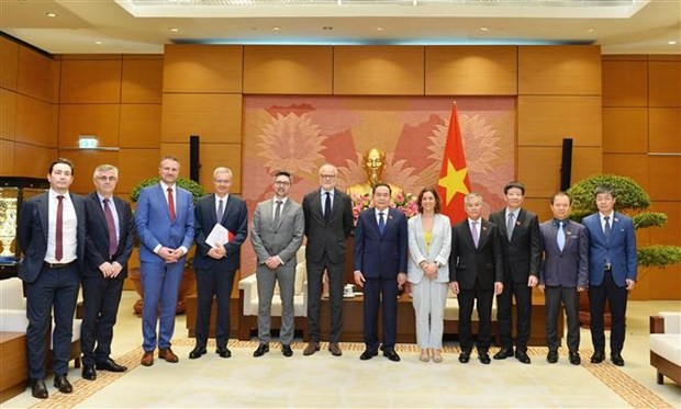 Standing NA Vice Chairman Tran Thanh Man receives Mayor of France’s Le Havre city