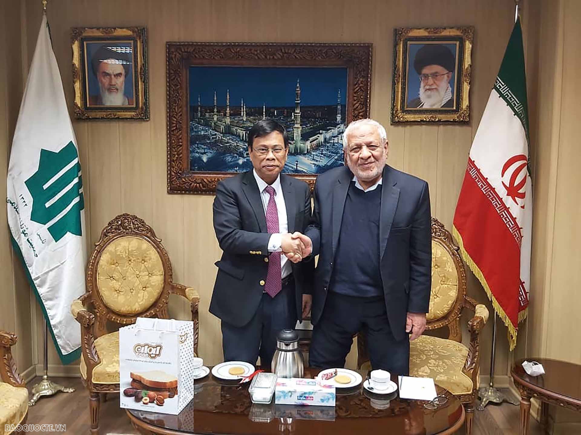 Đại sứ Lương Quốc Huy làm việc với ông Asadollah Badamchian, Tổng thư ký Đảng Liên minh Hồi giáo Iran.