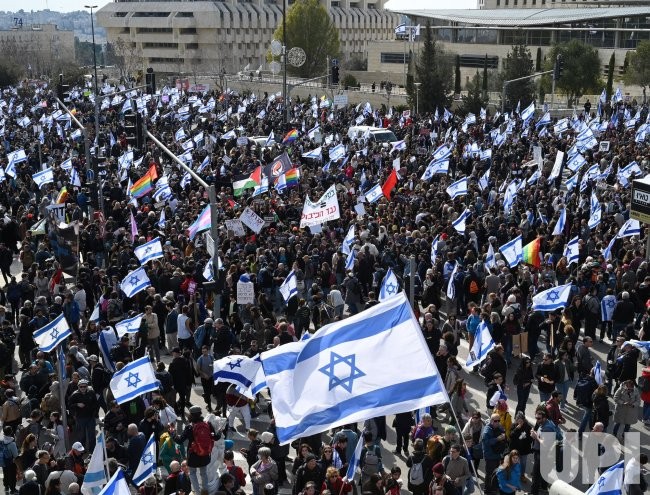 Cải cách tư pháp Israel: Biểu tình khổng lồ, Quốc hội họp trong hỗn loạn, Thủ tướng Netanyahu khẩn cấp ra lời kêu gọi. (Nguồn: UPI)
