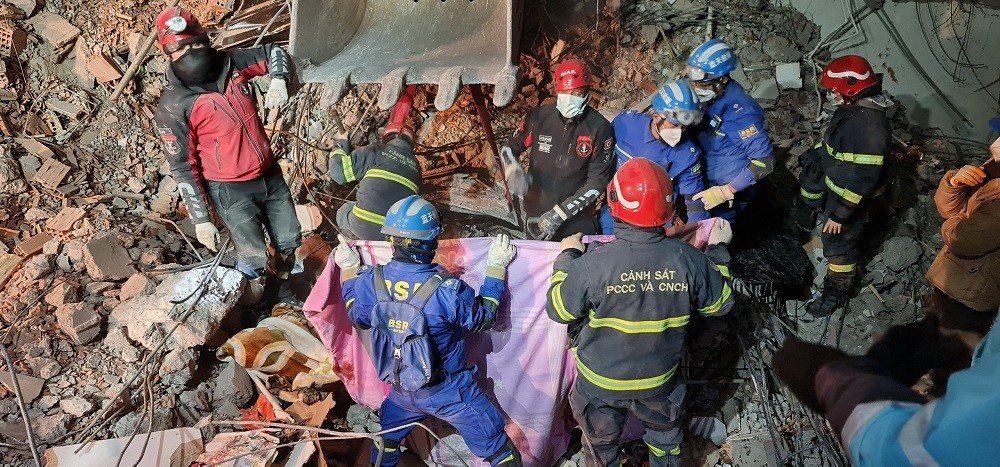(02.14) Nỗ lực đưa các nạn nhân ra bên ngoài của đoàn cứu nạn, cứu hộ Bộ Công an Việt Nam. (Nguồn: Cục Cảnh sát Phòng cháy chữa cháy & cứu nạn cứu hộ)