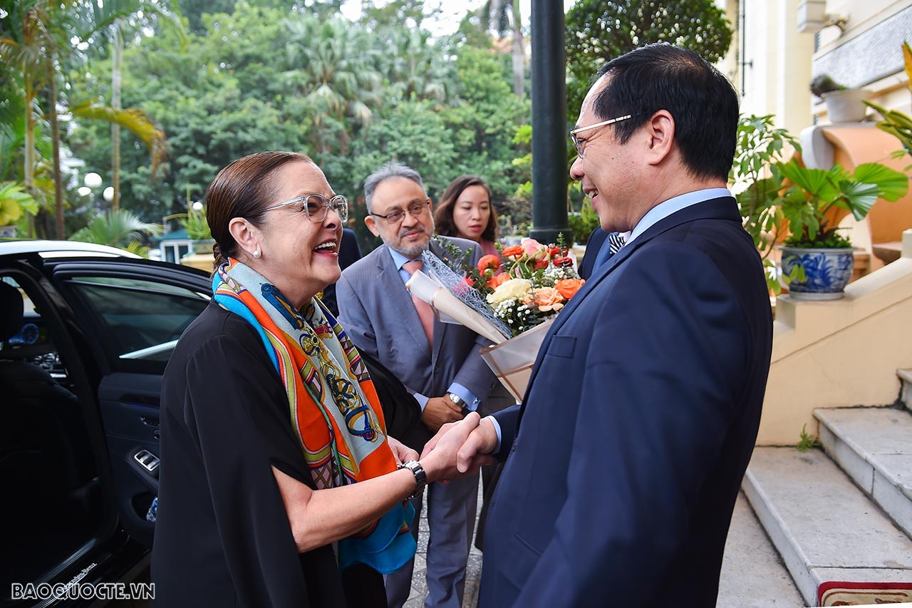 Bộ trưởng Ngoại giao Bùi Thanh Sơn đón, hội đàm với Bộ trưởng Ngoại giao El Salvador Alexandra Hill Tonoco