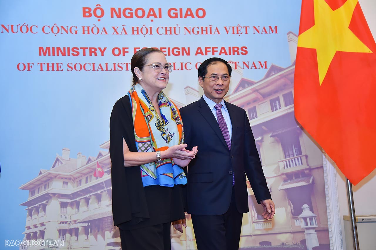 FM Bui Thanh Son welcomes El Salvador's Foreign Minister in Hanoi