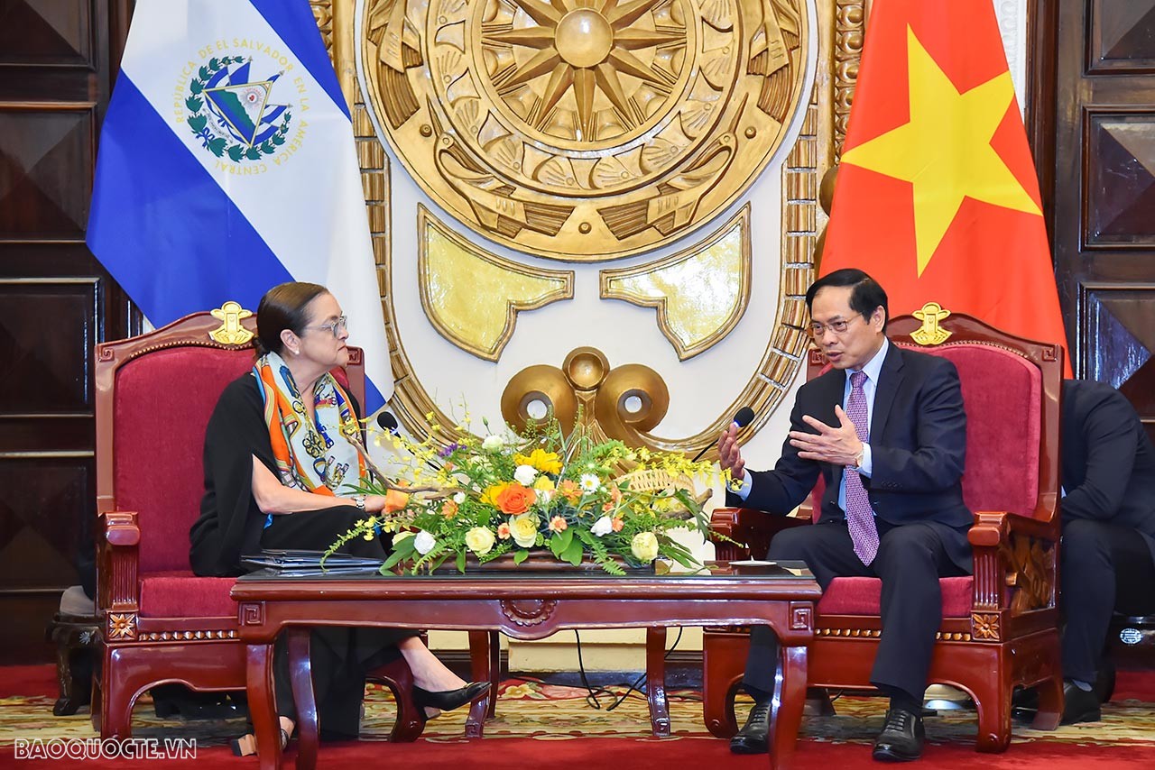 FM Bui Thanh Son welcomes El Salvador's Foreign Minister in Hanoi