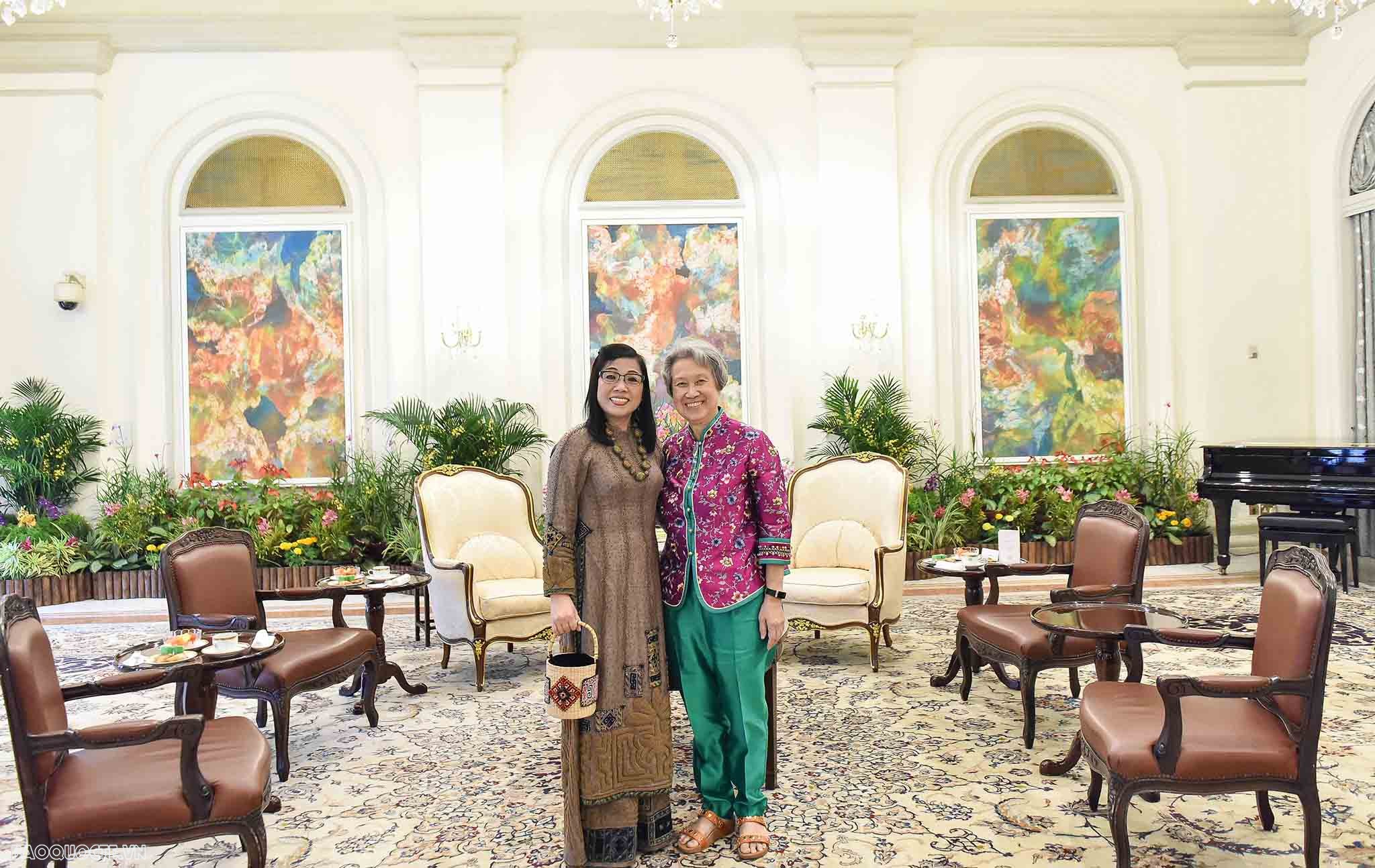 Bà Lê Thị Bích Trân tìm hiểu lịch sử, văn hoá và thăm nơi giúp đỡ trẻ em khuyết tật ở Singapore và Brunei