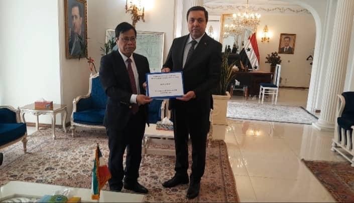 (02.14) Đại sứ Việt Nam tại Iran kiêm nhiệm Syria Lương Quốc Huy trao tặng số tiền quyên góp cho Đại sứ Syria tại Iran. (Nguồn: Đại sứ quán Việt Nam tại Iran)