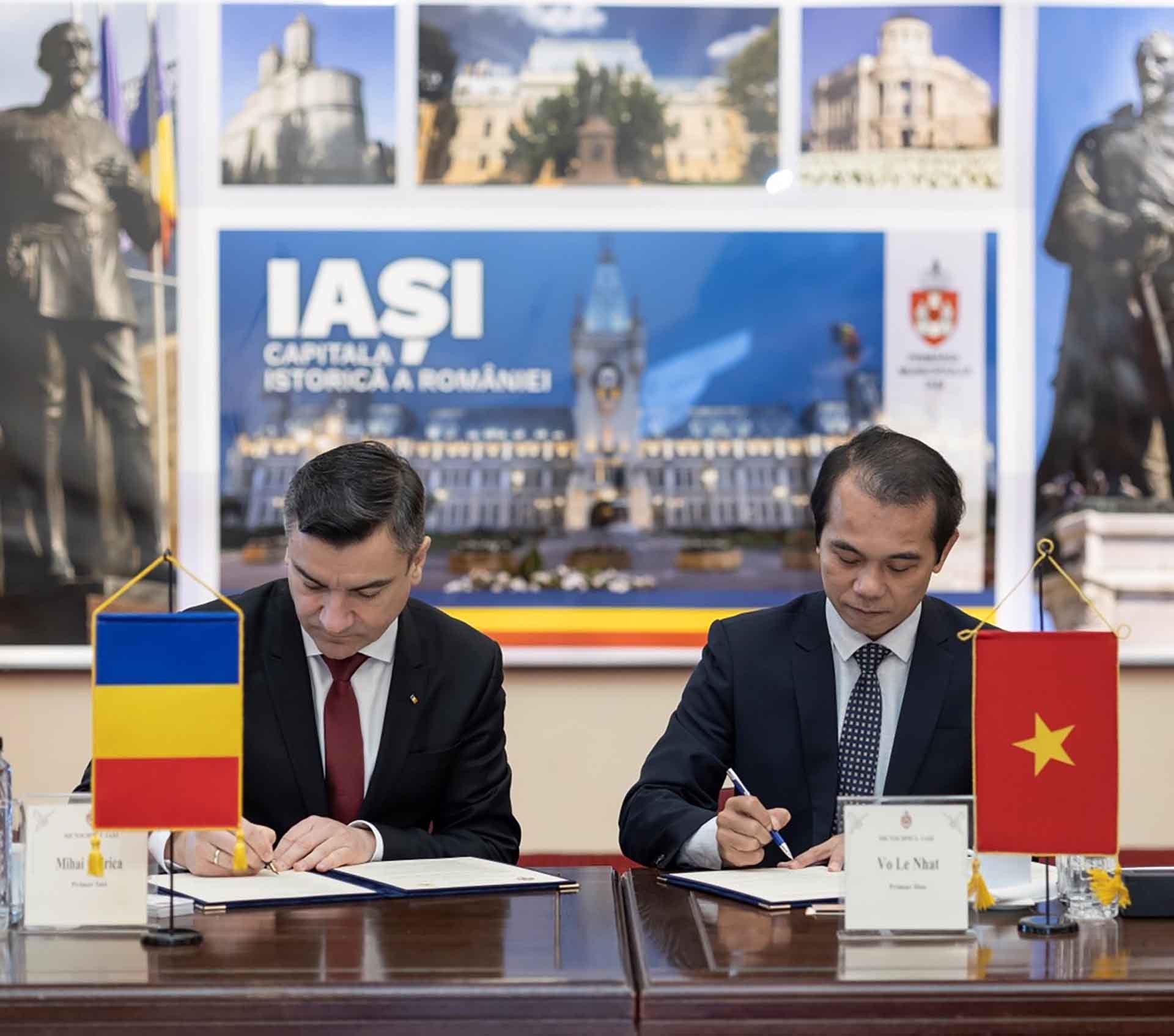 Chủ tịch UBND thành phố Huế Võ Lê Nhật, và Thị Trưởng thành phố Iasi Mihai Chirika, kí thỏa thuận hợp tác.