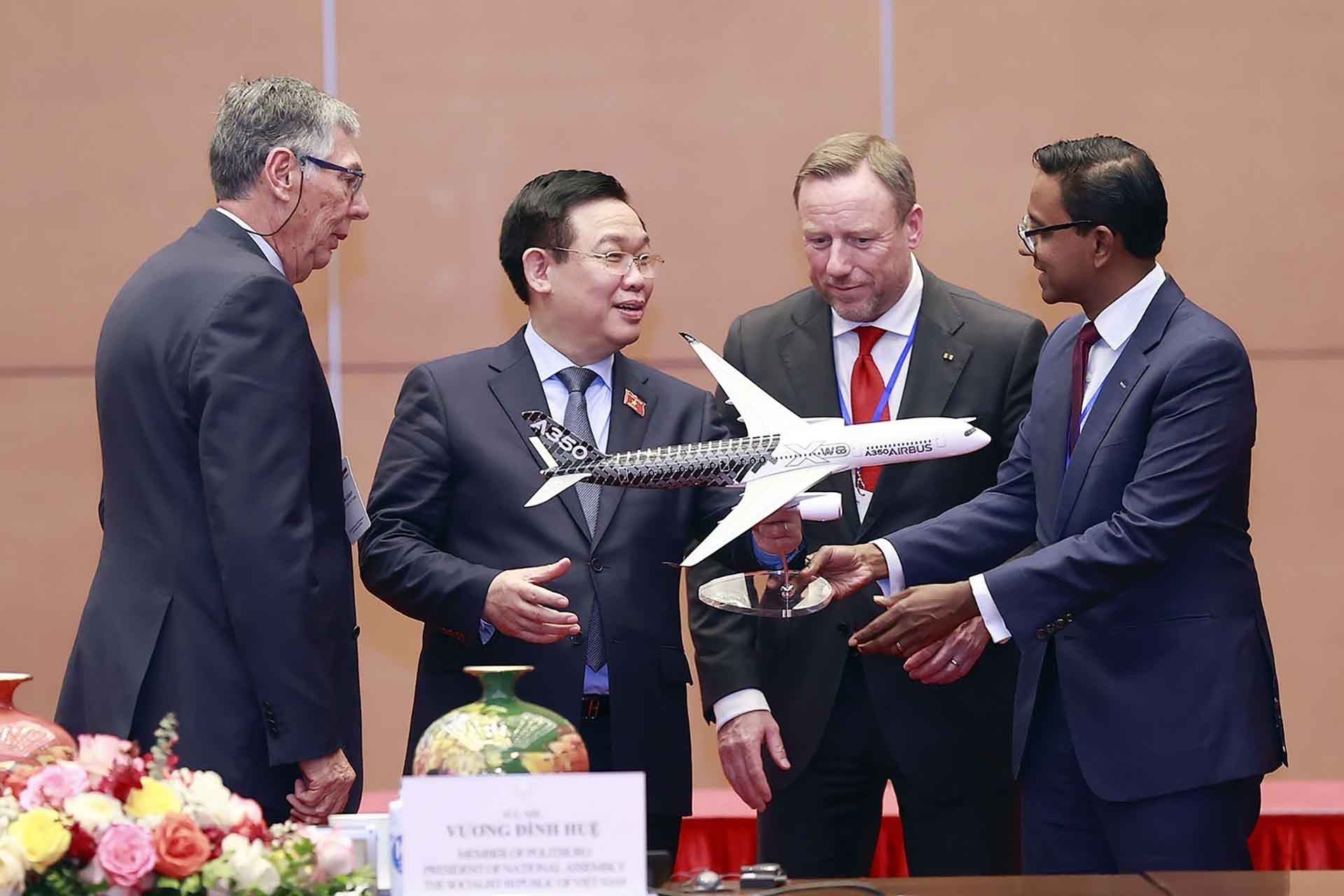 Đại diện đoàn Hội đồng Kinh doanh EU-ASEAN trao tặng Chủ tịch Quốc hội Vương Đình Huệ mô hình máy bay Airbus. (Nguồn: TTXVN)