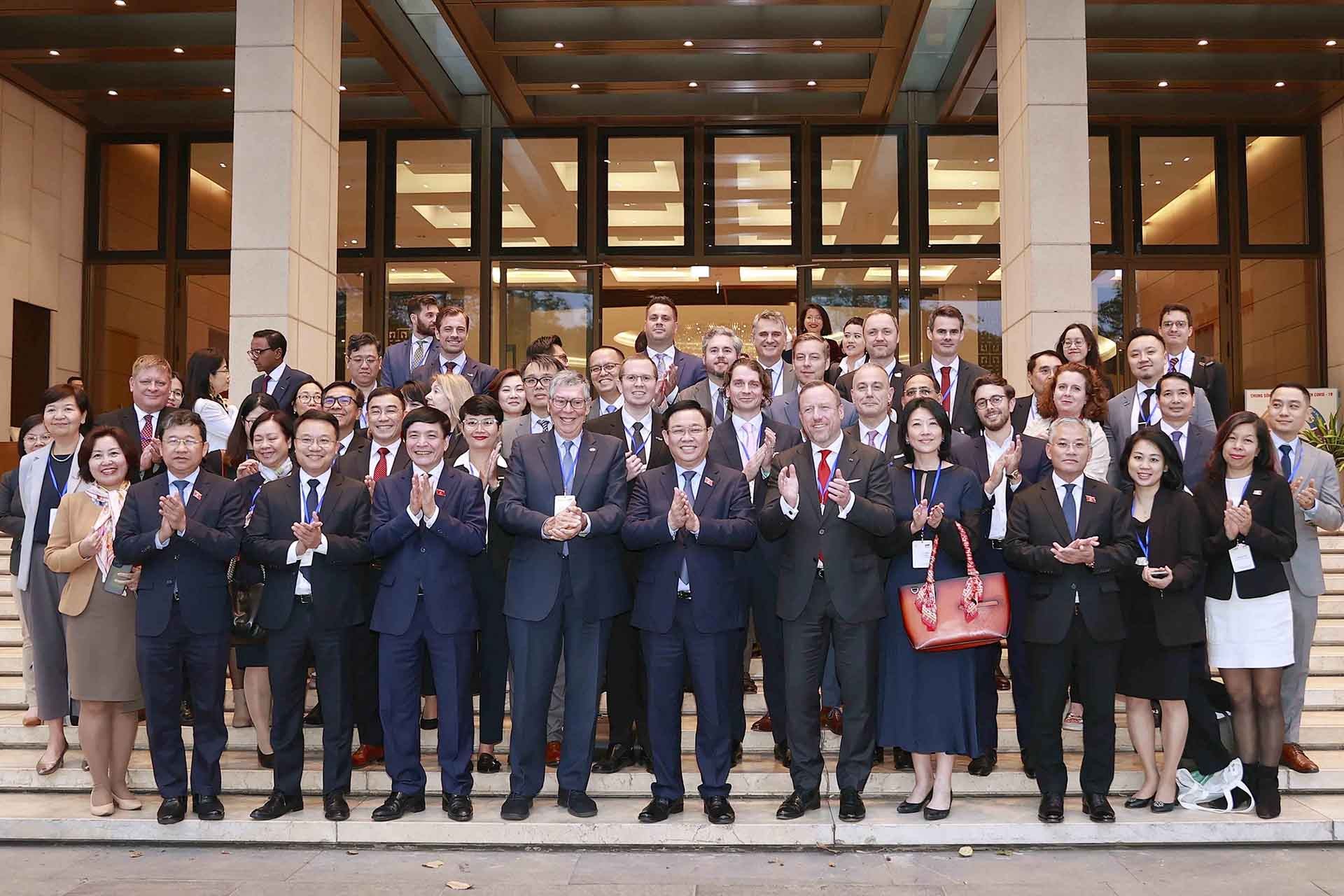 Chủ tịch Quốc hội Vương Đình Huệ chụp ảnh lưu niệm cùng các đại biểu. (Nguồn: TTXVN)