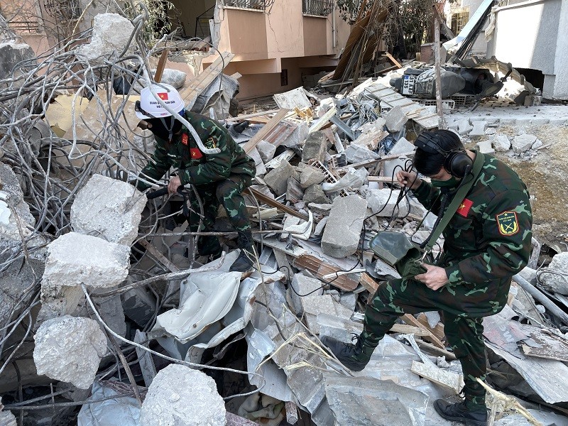 (02.14) Các thành viên đoàn cứu nạn, cứu hộ của QĐNDVN thực hiện công tác tìm kiếm sử dụng máy dò. (Nguồn: QPVN)