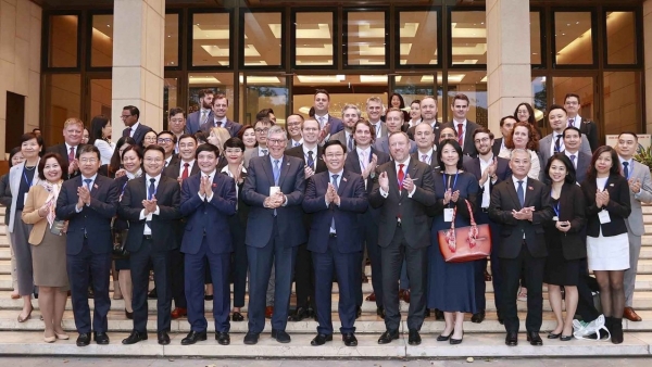 NA Chairman Vuong Dinh Hue works with EU-ABC, EuroCham delegation in Hanoi