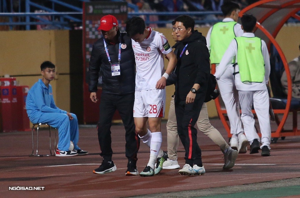 Hoàng Đức bị thương ở cổ chân sau pha va chạm với cầu thủ Văn Toản của CAHN ở phút 53 của trận đấu. Anh không thể tiếp tục thi đấu và được trợ lý của CLB Viettel dìu ra nghỉ.