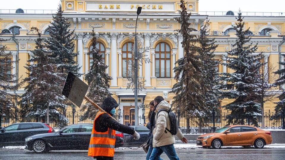 Trụ sở của Ngân hàng Trung ương Liên bang Nga tại Moscow: Việc đột ngột rời xa các loại tiền tệ mạnh hàng đầu thế giới tỏ ra đầy thách thức. (Nguồn: AP)