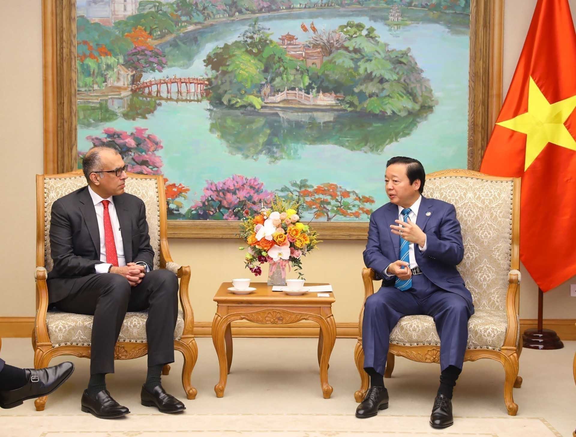 Phó Thủ tướng Trần Hồng Hà tiếp ông Surendra Rosha, đồng Tổng giám đốc điều hành khu vực châu Á-Thái Bình Dương của ngân hàng HSBC. (Nguồn: TTXVN)