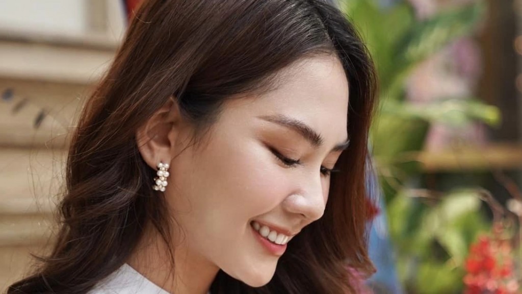 Hoa hậu Huỳnh Nguyễn Mai Phương đọ sắc cùng hoa