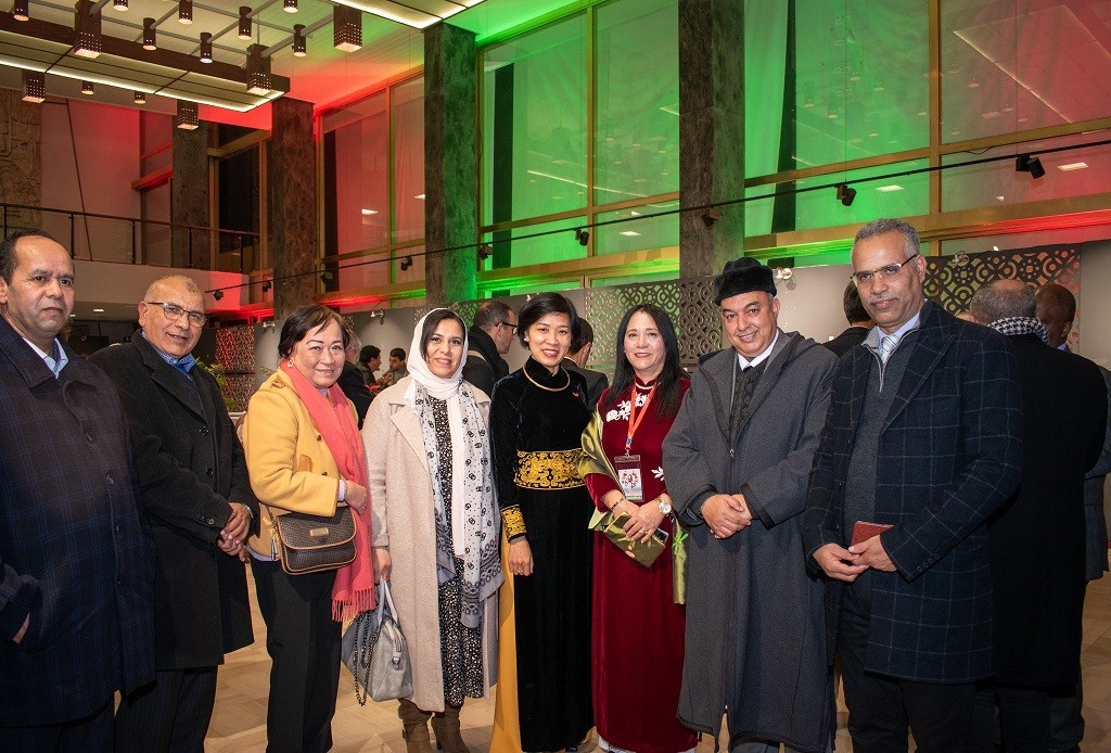 Đại sứ Đặng Thị Thu Hà cùng các quan khách Morocco tham dự chương trình.