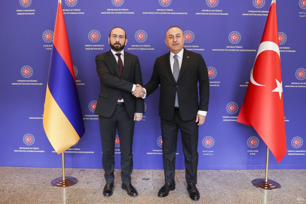 Ngoại trưởng Armenia Ararat Mirzoyan và người đồng cấp Thổ Nhĩ Kỳ Mevlut Cavusoglu ngày 15/2. (Nguồn: RA)