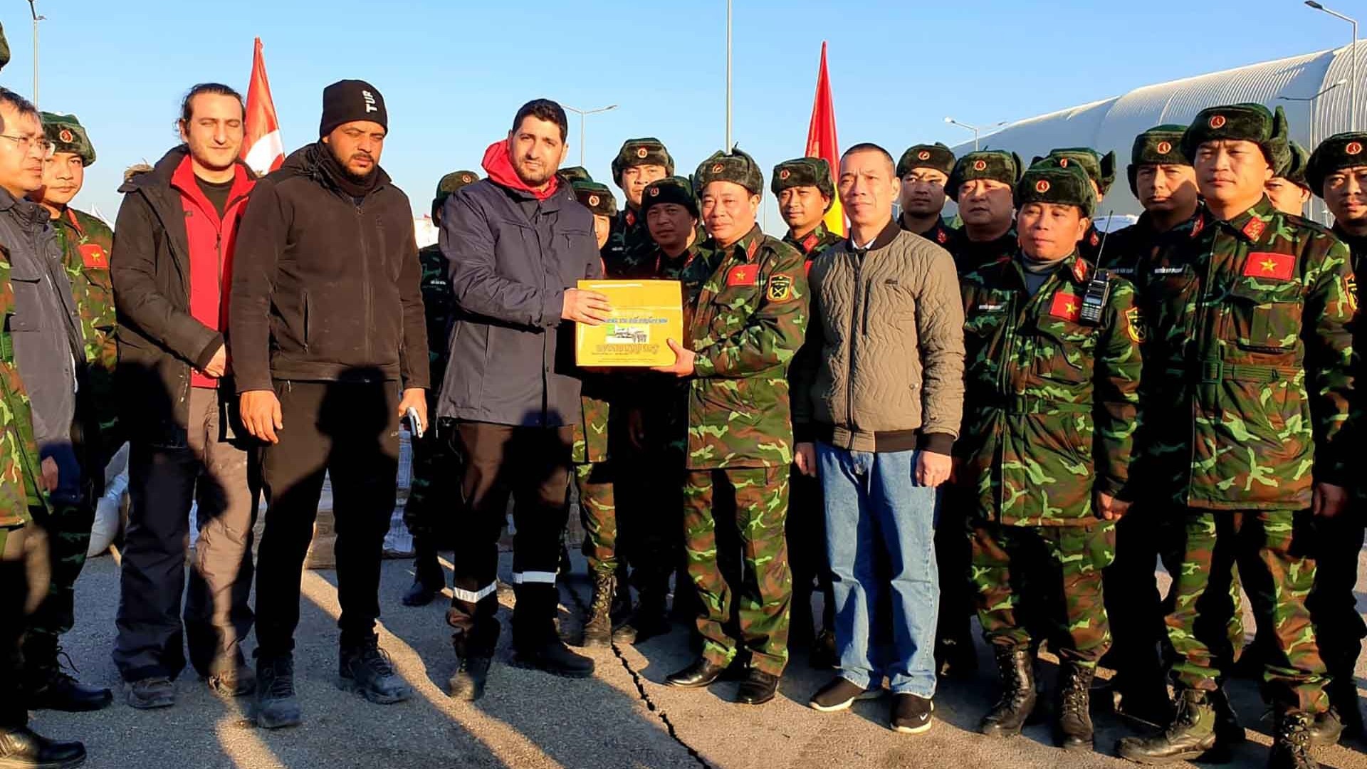 Đại sứ Đỗ Sơn Hải đón đoàn công tác cứu hộ cứu nạn của Bộ Quốc phòng tại tỉnh Hatay, Thổ Nhĩ Kỳ