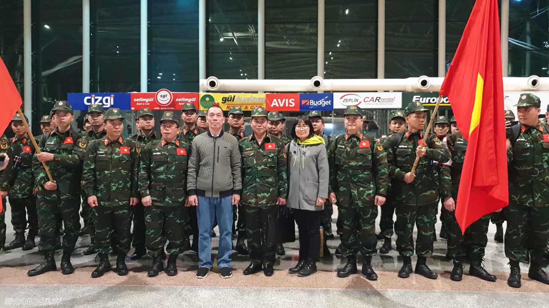 Đại sứ Đỗ Sơn Hải đón đoàn cứu hộ Quân đội Nhân dân Việt Nam tại sân bay tỉnh Hatay (Nguồn: ĐSQ Việt Nam tại Thổ Nhĩ Kỳ)