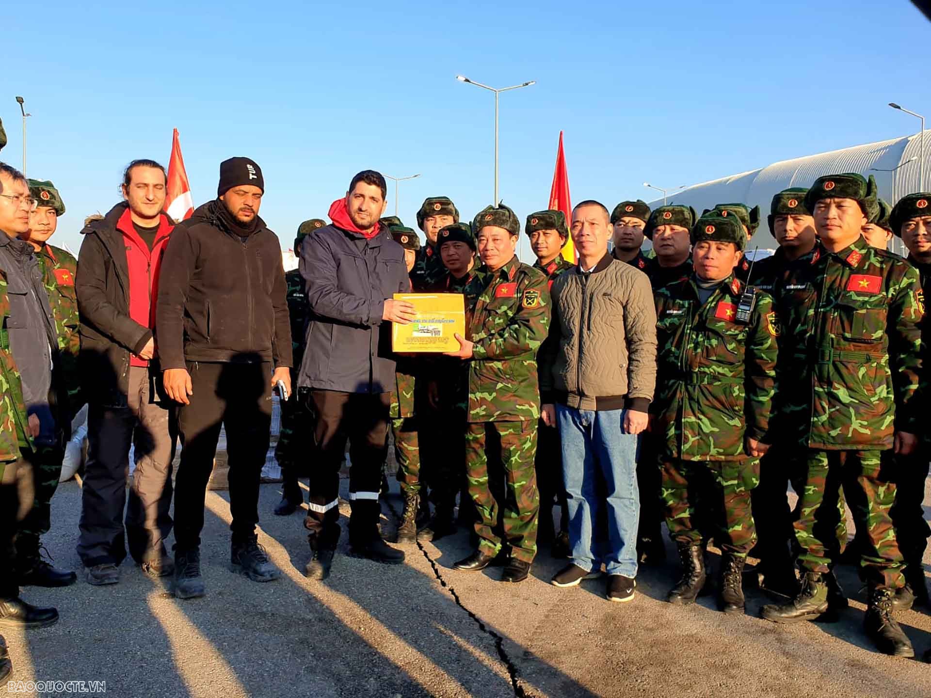 Trưởng đoàn Thiếu tướng Phạm Văn Tỵ trao hàng cứu trợ gồm trang thiết bị y tế, lương thực cho Lãnh đạo tỉnh Hatay (Nguồn: ĐSQ Việt Nam tại Thổ Nhĩ Kỳ)