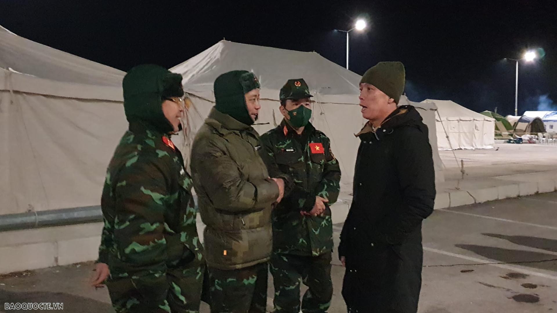 Đại sứ kiểm tra tình hình ngủ nghỉ của các chiến sĩ trong đêm đầu tại Hatay  (Nguồn: ĐSQ Việt Nam tại Thổ Nhĩ Kỳ)