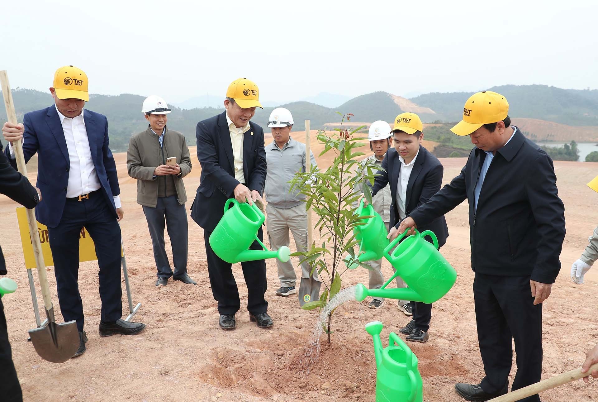 Ông Bùi Văn Quang, Phó Bí thư Tỉnh ủy, Chủ tịch UBND tỉnh Phú Thọ và ông Đỗ Quang Hiển, Chủ tịch Ủy ban Chiến lược Tập đoàn T&T Group cùng các đại biểu tham gia trồng cây tại dự án.