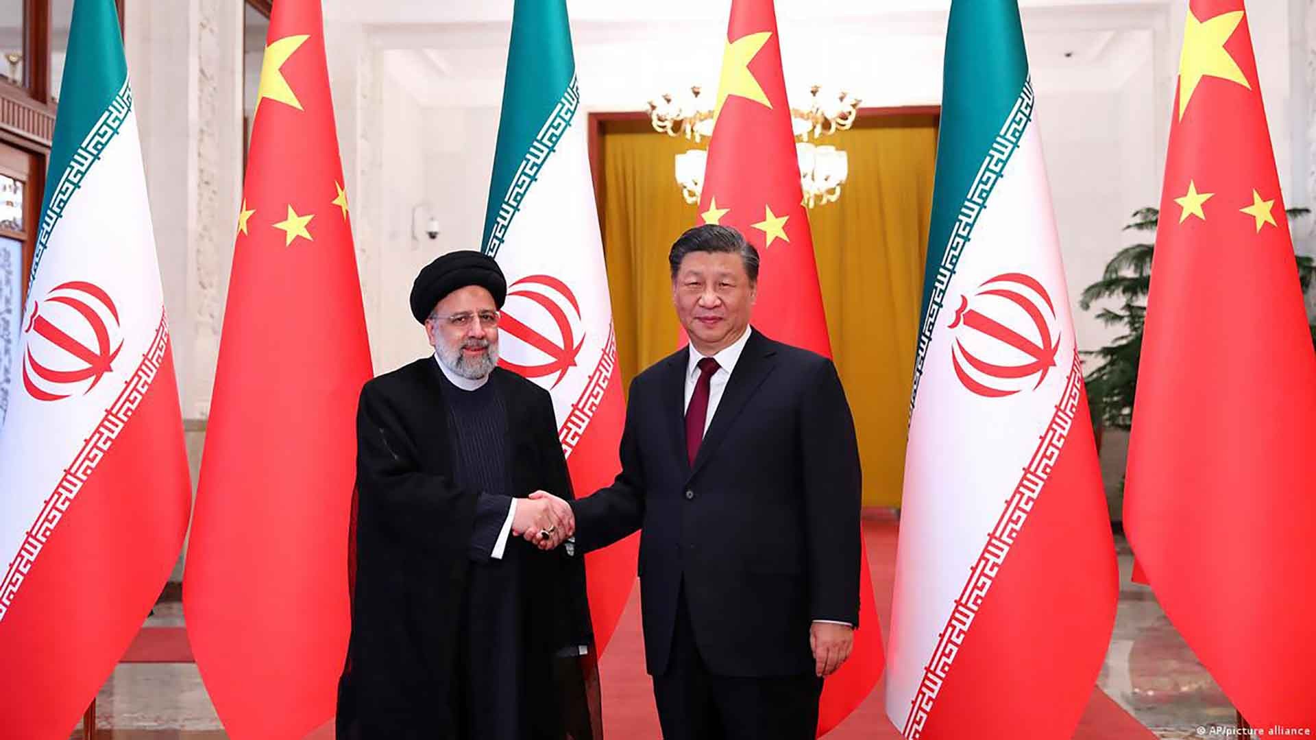 Chủ tịch Trung Quốc Tập Cận Bình và Tổng thống Ebrahim Raisi trong cuộc gặp ngày 14/2. (Nguồn: AP)
