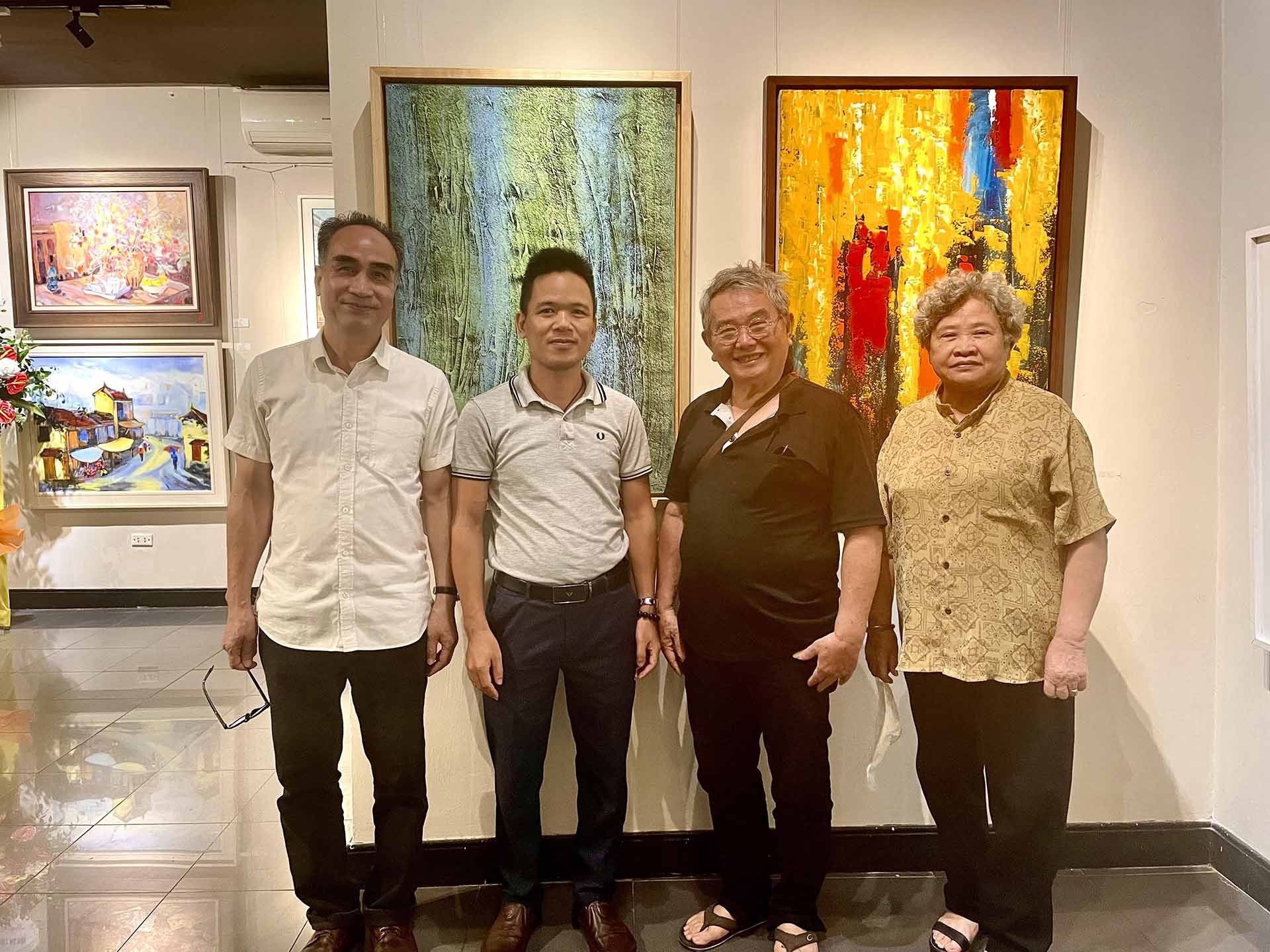 Họa sĩ Nguyễn Sỹ Khanh (thứ hai, từ trái) cùng vợ chồng họa sĩ Bằng Lâm và Giám đốc nhà triển lãm 16 Ngô Quyền. (Ảnh: NVCC)