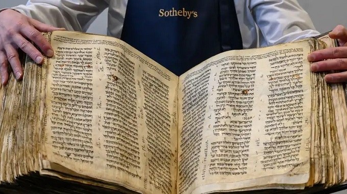 Mỹ: Dự kiến bán đấu giá cuốn Kinh Thánh cổ hơn 1.000 năm tuổi
