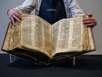 Mỹ: Dự kiến bán đấu giá cuốn Kinh Thánh cổ hơn 1.000 năm tuổi